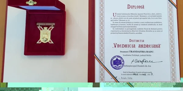 Distincţia oferită de Arhiepiscopul Dunării de Jos FOTO Pr Rareş Bucur