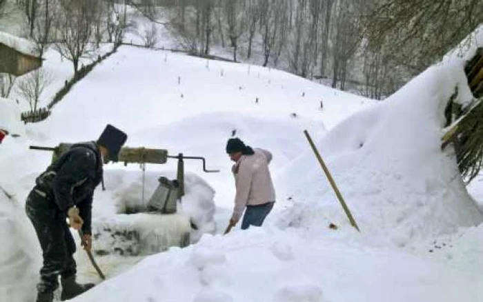 VRANCEA.  Sătenii din Spulber au reuşit să iasă din case  Foto: Cristi Boczar
