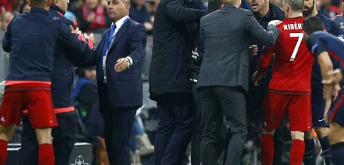 Diego Simone, calmat cu greu de Ribery FOTO AP