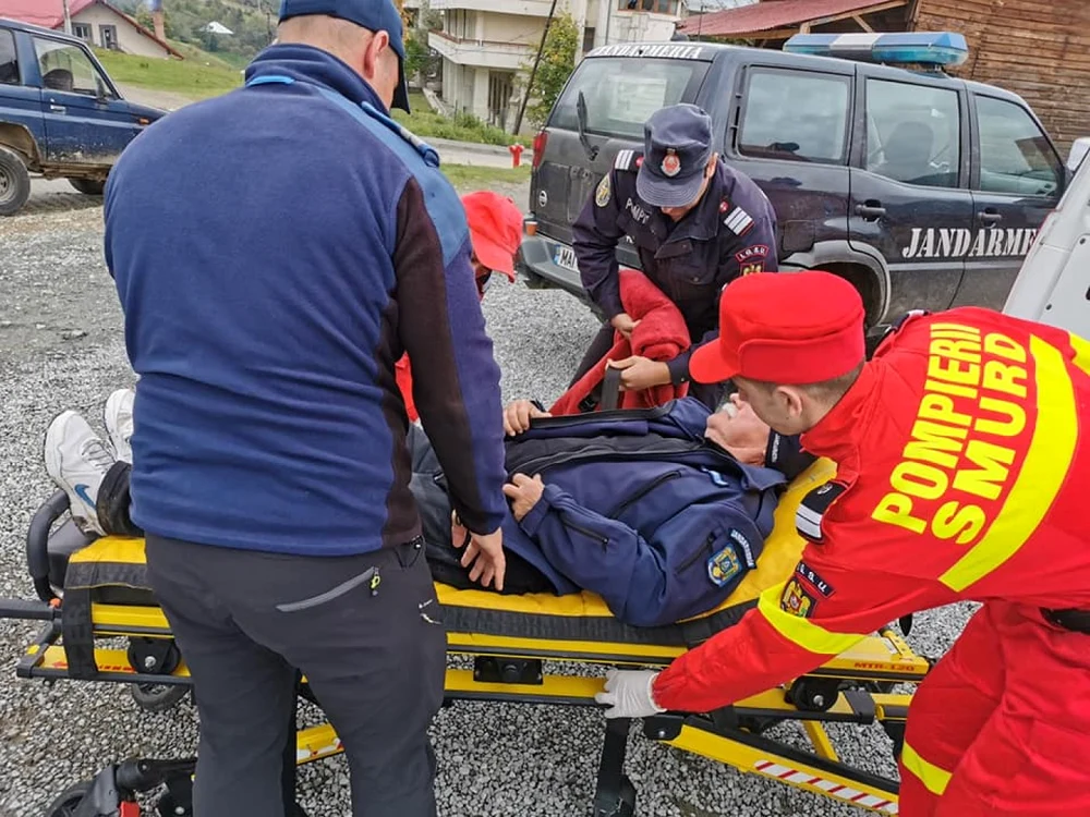 Unul dintre turişti a fost transportat la spital. FOTO: Salvamont Maramureş