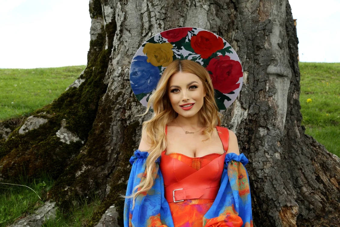 Elena Gheorghe, ținută spectaculoasă la filmări