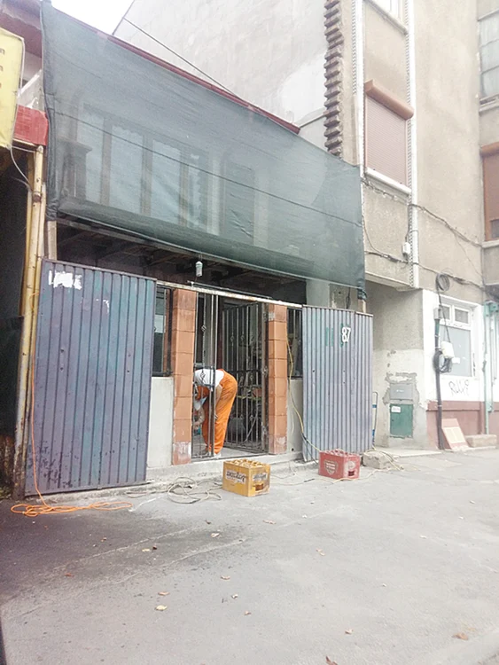 La casa Doiniței se muncește de zor și s-a montat chiar și o plasă de protecție pentru a se evita accidentele