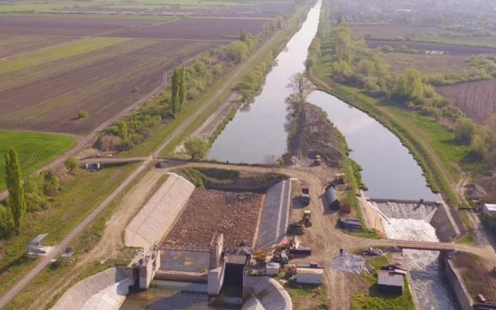 Lucrări la ecluza de la Sânmihaiul Român