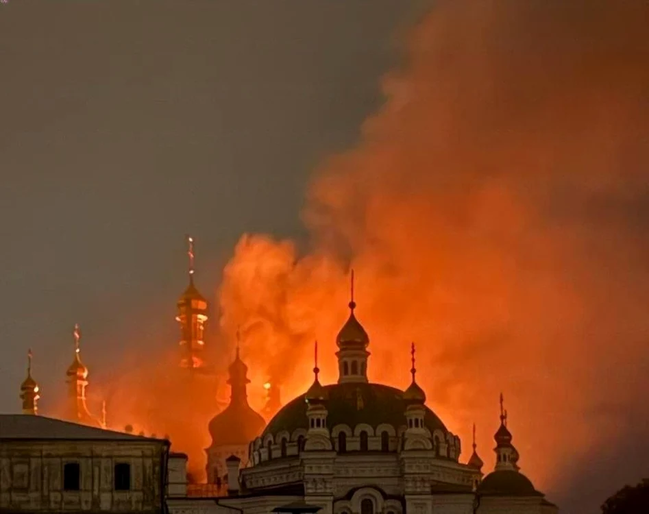 Acoperișul Catedralei Adormirii Maicii Domnului din cadrul Lavrei Pecerska, cuprins de flăcări/FOTO: