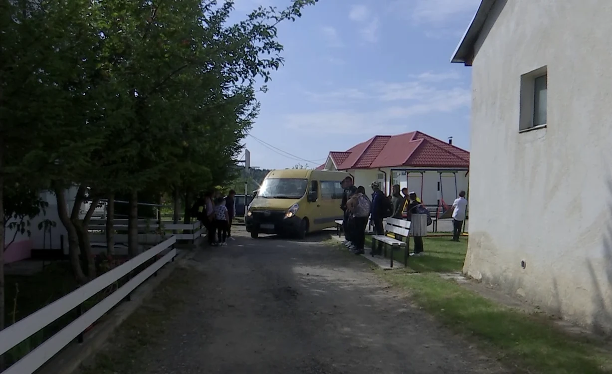Elevii sunt preluați de microbuz în zorii zilei. SURSA Iulian Bunilă