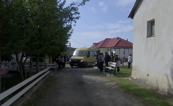 Elevii sunt preluați de microbuz în zorii zilei. SURSA Iulian Bunilă