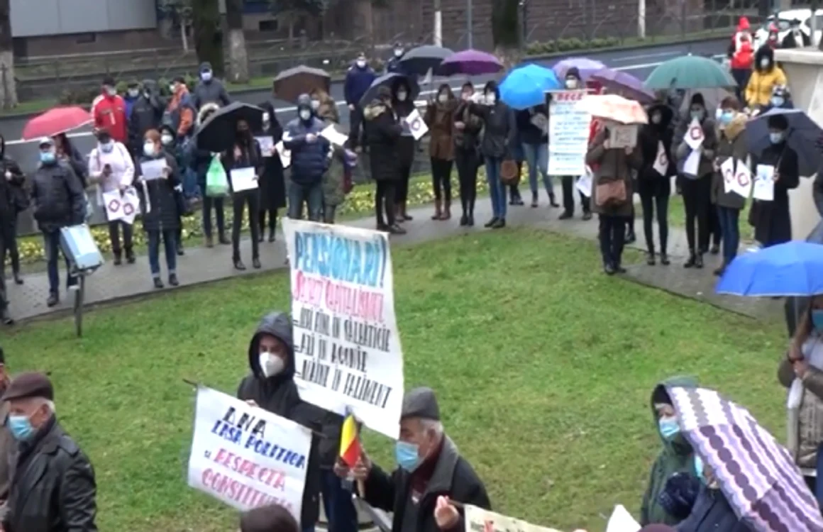 Pichetarea Prefecturii Vâlcea de către membrii sindicatelor din sănătate şi învăţământ din cauza îngheţării salariilor Foto Adevărul
