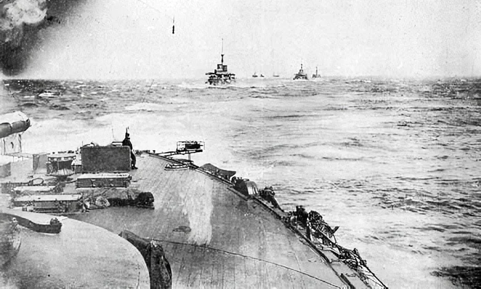 Flota japoneză în dimineața zilei de 27 mai 1905 (© Wikimedia Commons) 