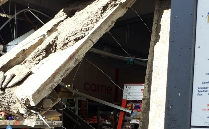 Tavanul unui supermarket din cartierul turdean Micro 2 s-a prăbuşit. FOTO ISU Cluj