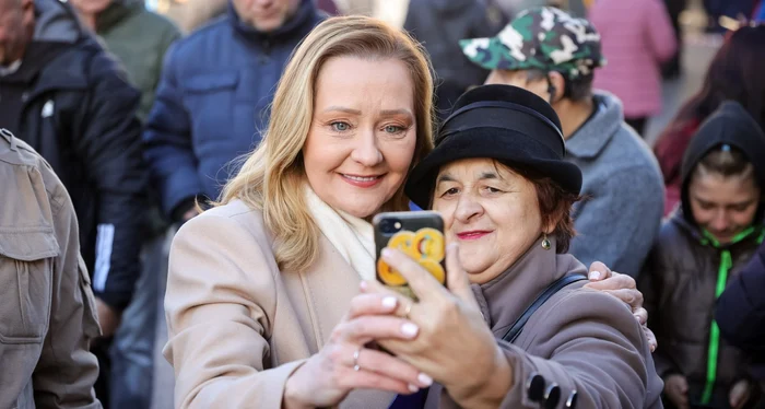Elena Lasconi a făcut baie de mulțime după ce a fost la vot. Foto Facebook