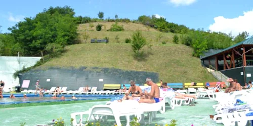 Cei care ajung la Băile Sărata profită de piscinele cu apă cu proprietăţi curative