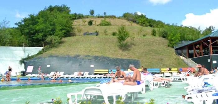 Cei care ajung la Băile Sărata profită de piscinele cu apă cu proprietăţi curative