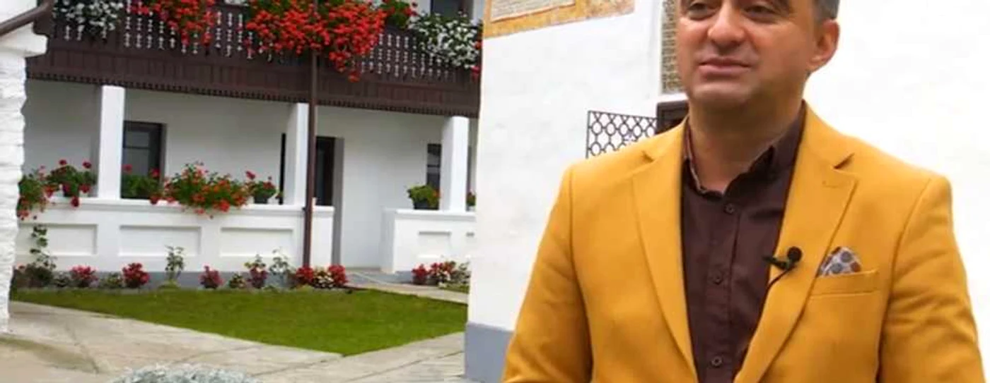 Directorul Direcţiei Judeţene de Cultură Vâlcea prof dr Florin Epure la Schitul Iezer Foto captură video