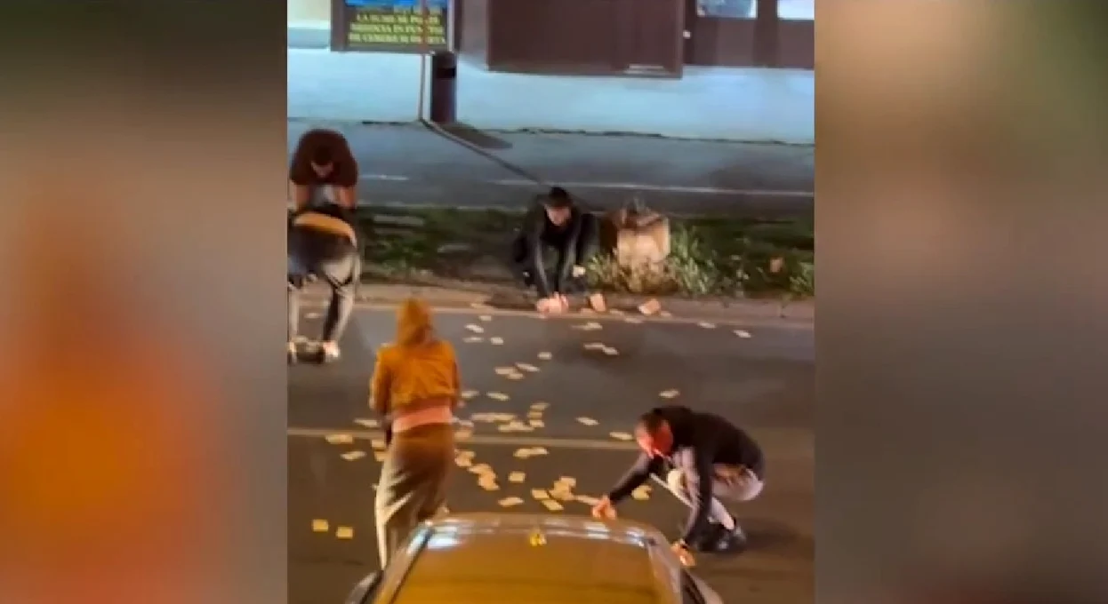 O femeie din Timișoara a aruncat pe jos 13.000 de euro în plină stradă FOTO: Captură video
