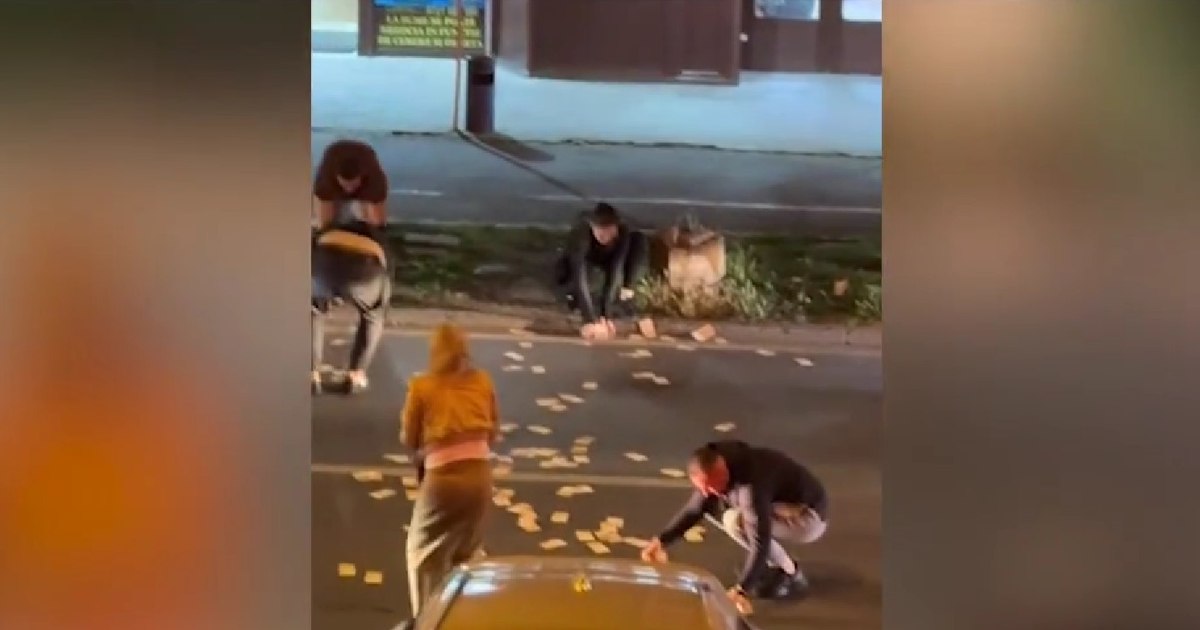 O timișoreancă aruncă 13.000 de euro pe stradă, trecătorii se grăbesc să-i ia. O timișoreancă aruncă 13.000 de euro pe stradă, trecătorii se grăbesc să-i ia.