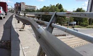 Balustradele sunt rupte și pline de rugină jpeg