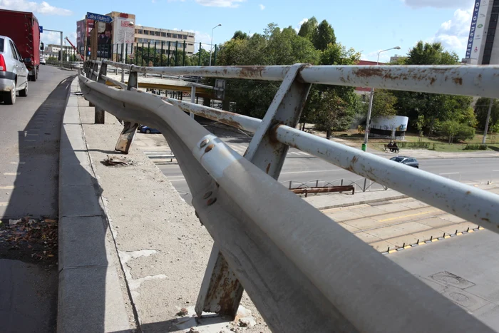 Balustradele sunt rupte și pline de rugină