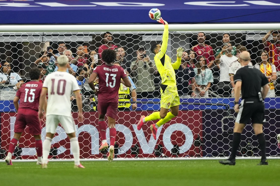 Portarul Diogo Costa a avut câteva intervenții salvatoare (Foto: EPAImages)