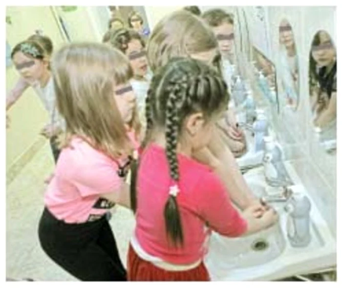 Unitățile de învățământ trebuie să facă trierea copiiilor și să îi supravegheze când se spalăFOTO: Click!