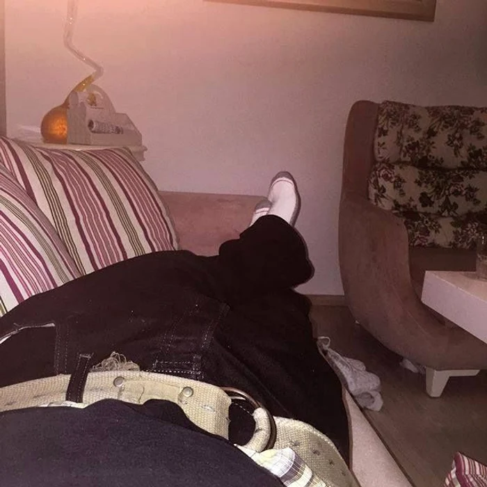 Artistul a preferat să doarmă pe canapea