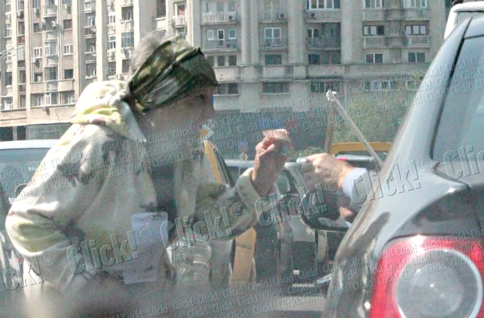 I-a dat bani şoferului, care-i conducea maşina, ca să-i ofere unei bătrâne amărâte