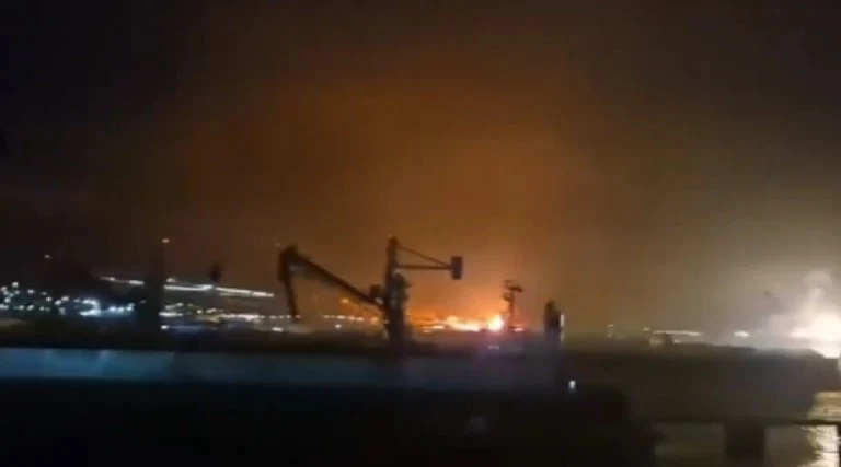 Momentul în care o rachetă Neptun lovește portul din Novorosisk