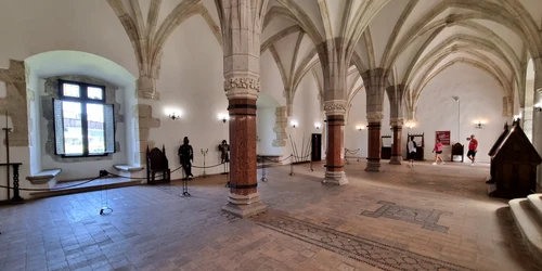 Sala cavalerilor  Foto Muzeul Castelului Corvinilor (4) jpg