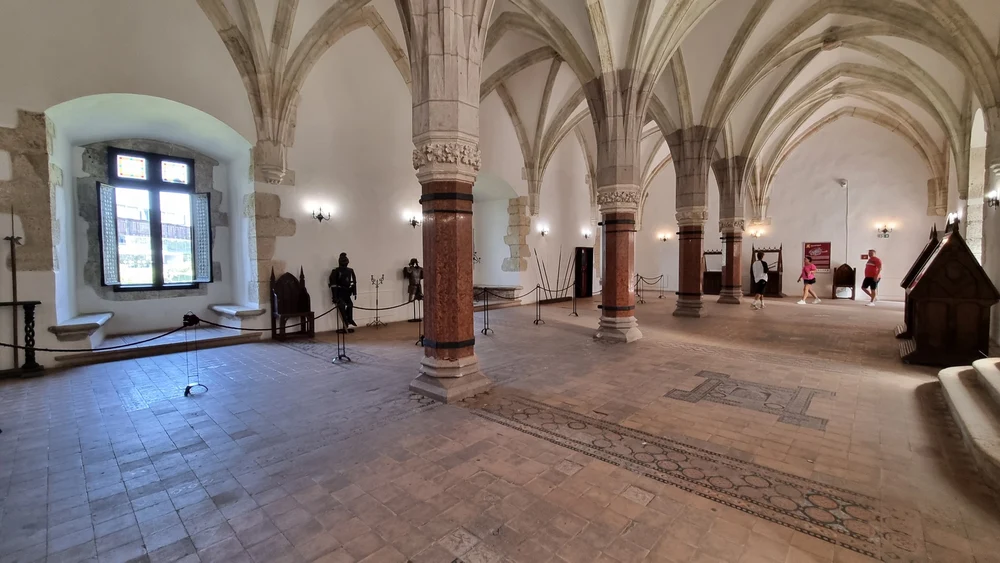 Restaurare unicat în Castelul Corvinilor. Secretul ceramicii folosite, produsă de aceeași fabrică după un secol și jumătate