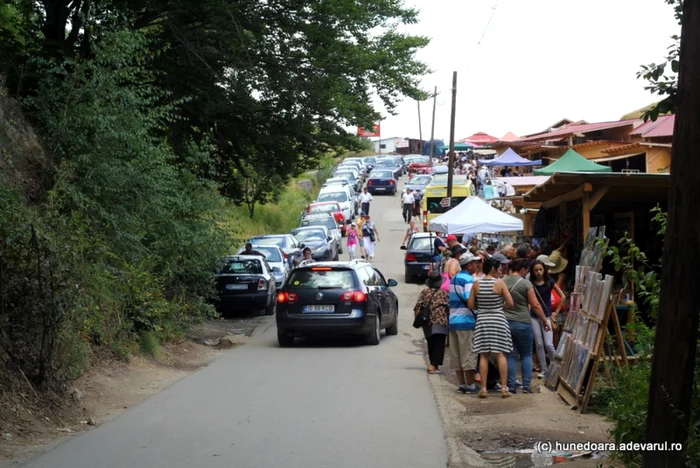 Zona unde se vând suvenirurile a fost invadată de comercianţi fără autorizaţie.