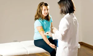 12 13 s shutterstock 13963246 doctorita medic injectie vaccin fata tanara fetita eleva jpeg