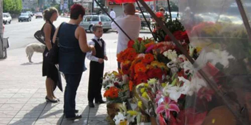 Neamţ: Pietrenii, la cumpărat flori pentru prima zi de şcoală