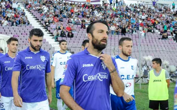 Gabriel Cânu (centru) e unul dintre cei şapte jucători care figurează acum ca fiind în lotul celor de la ACS Poli