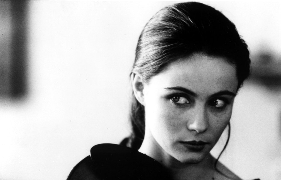 Actrița Emmanuelle Béart, victimă a incestului: „Pentru că tata și mama nu au observat, ai putut face asta timp de 4 ani”
