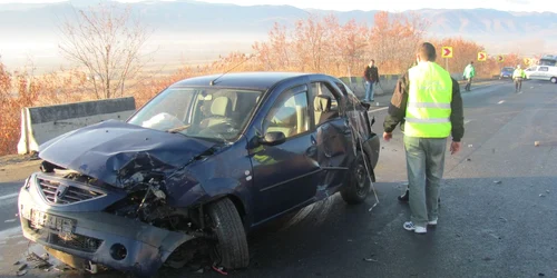 Un Logan a intrat în parapet, pe panta Cristianului