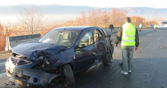 Un Logan a intrat în parapet, pe panta Cristianului 