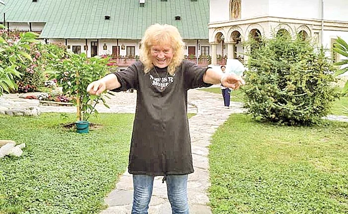 Petre Magdin, care acum trei ani a suferit un accident vascular, a fost fotografiat de soţia lui la Mănăstirea Govora