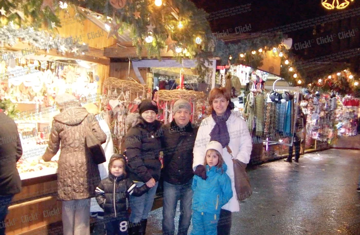 
    Împreună cu soţia, cu băiatul lor,  dar şi cu o familie de prieteni,  Dragoş Moştenescu a fost în  Viena, la Târgul de Crăciun  