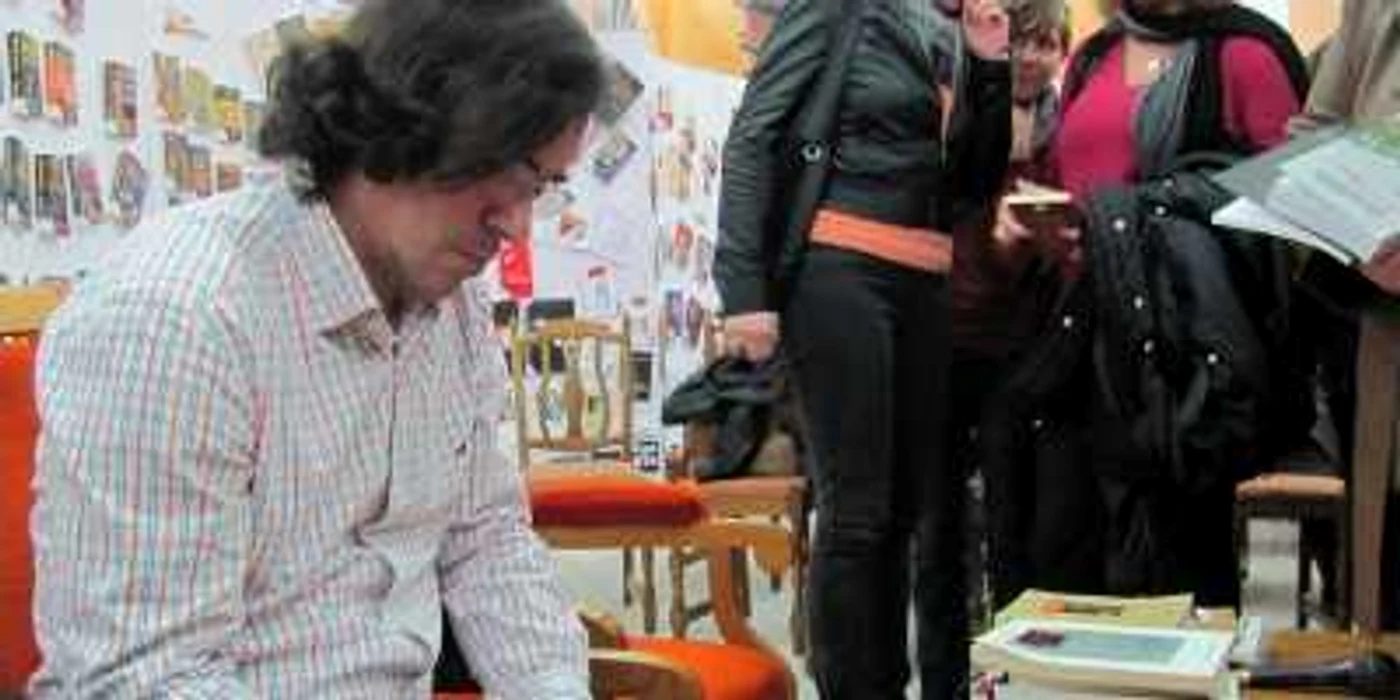 Cărtărescu a împărţit zeci de autografe la salonul de carte foto: M Iosif
