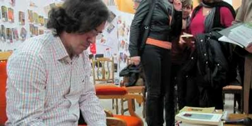 Cărtărescu a împărţit zeci de autografe la salonul de carte foto: M Iosif