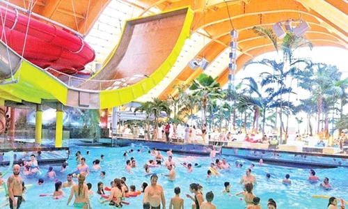 Piscinele de la Therme au fost luate cu asalt jpeg