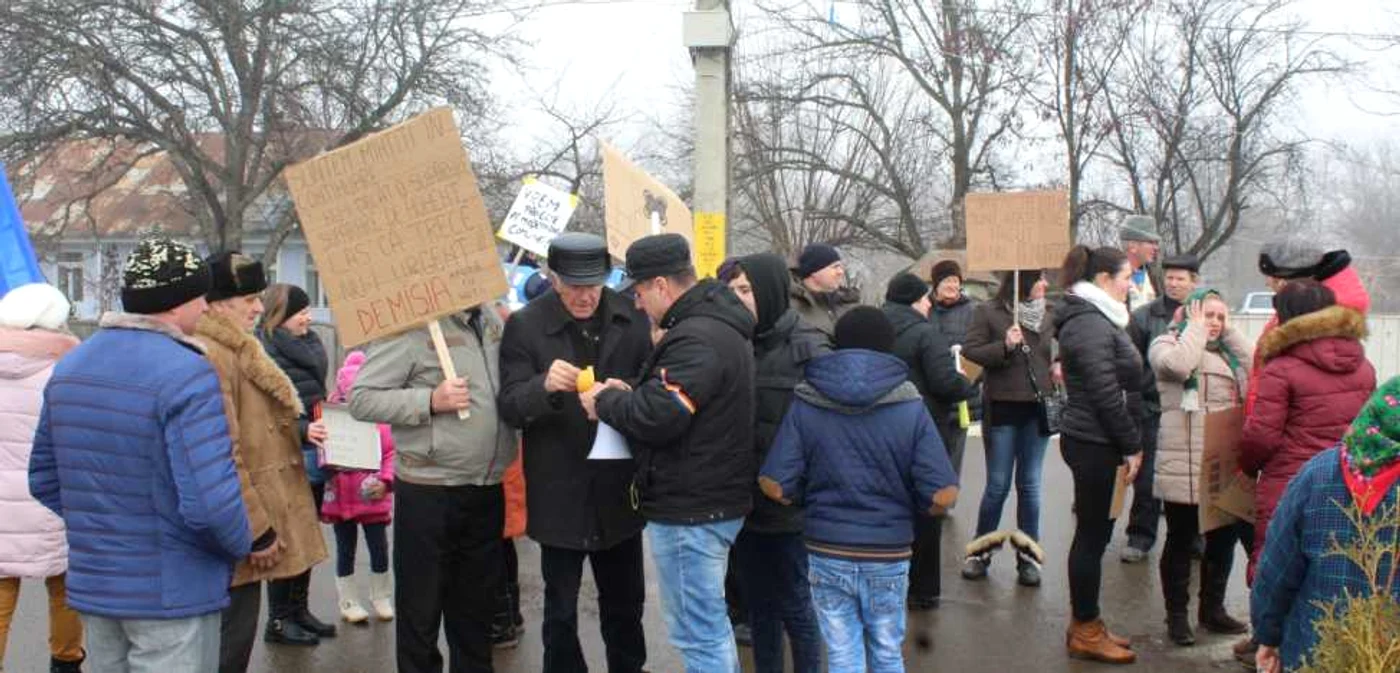 Sătenii din Corni au protestat în faţa Primăriei FOTO Cosmin Zamfirache