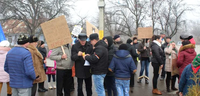 Sătenii din Corni au protestat în faţa Primăriei FOTO Cosmin Zamfirache