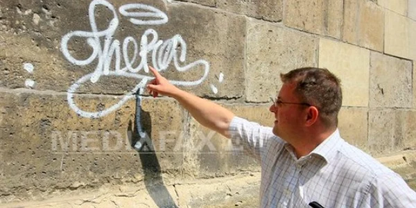 biserica sf mihail vandalizata foto