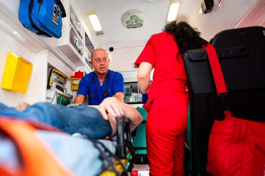 Medicul Tudor Ciuhodaru a publicat un ghid de supraviețuire după ce un bărbat a fost înțepat de albine și a ajuns în șoc anafilactic