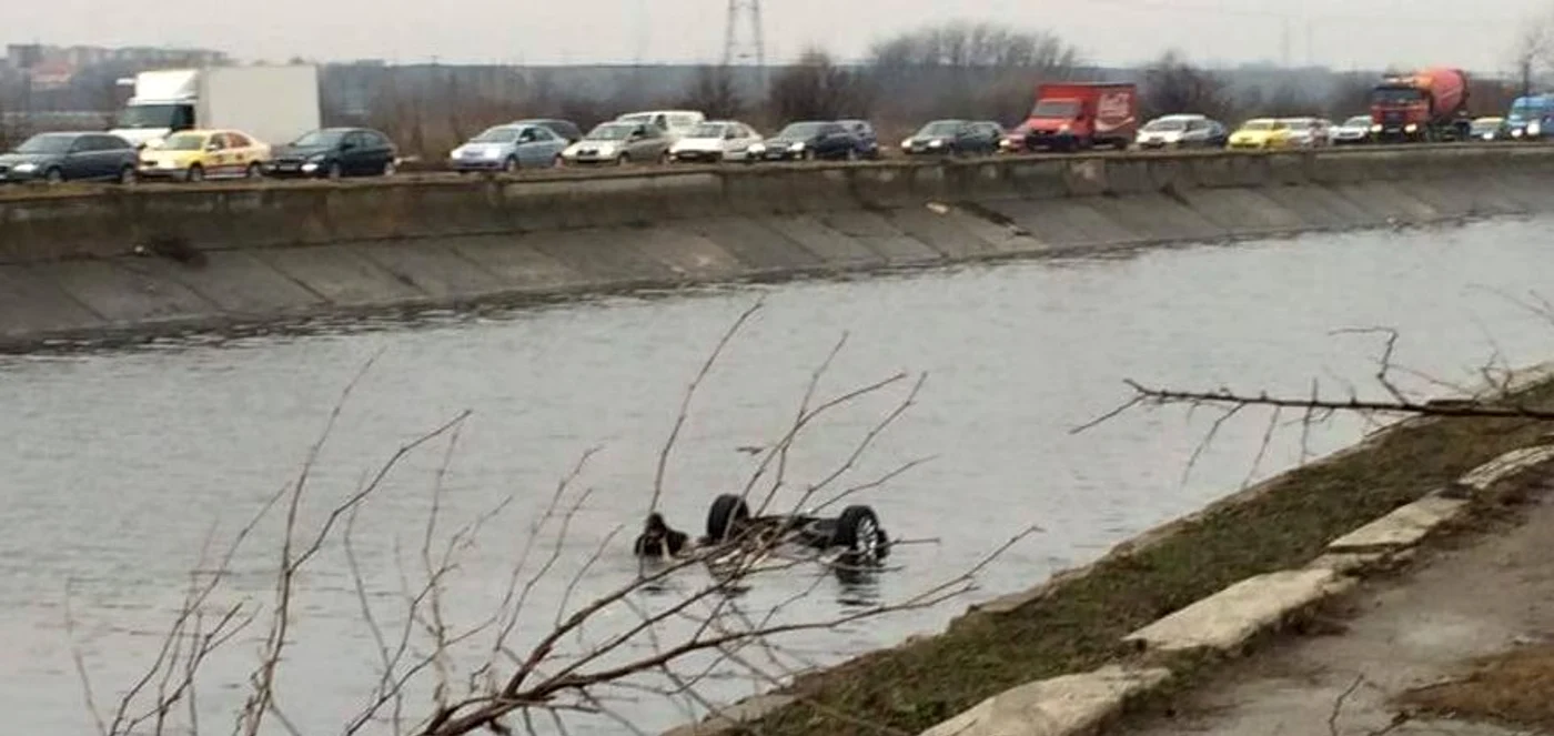 
    O mașină s-a răsturnat pe sensul de mers dinspre Glina spre București  