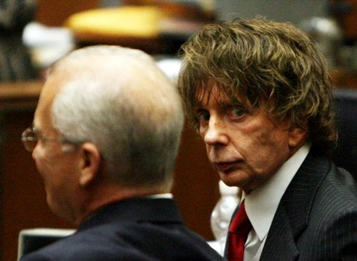 
    Phil Spector, la procesul din 2009, când a fost condamnat la 19 ani de închisoare pentru crimăfoto: AFP  