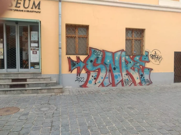 Un tânăr din Vrancea va trebui să refacă zidul Muzeului Civilizaţiei Urbane din Braşov FOTO Muzeul Civilizaţiei Urbane