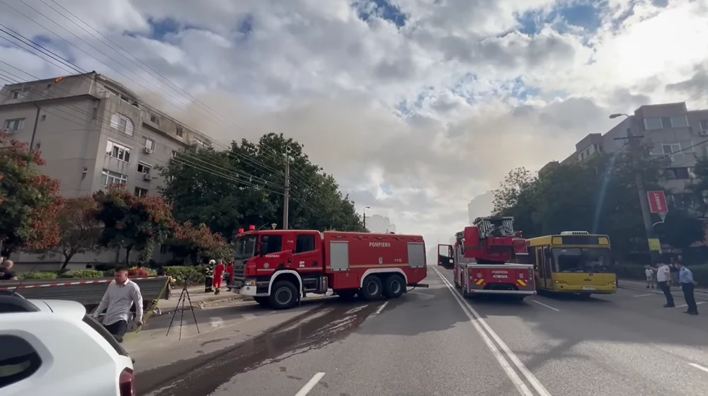 Incendiu puternic la mansarda unui bloc din Constanța: un bărbat a fost găsit inconștient, 60 de oameni au fost evacuați