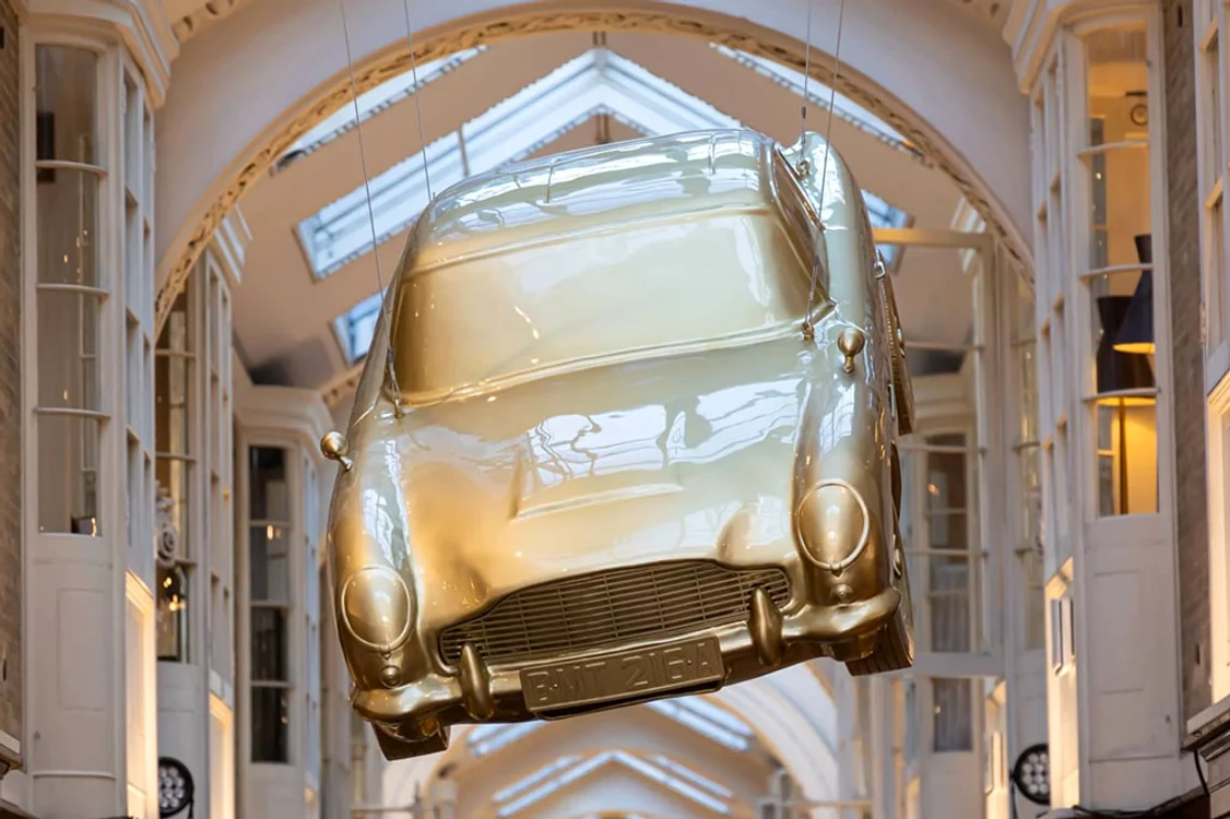Pe tavan sunt mai multe sculpturi ale autoturismului Aston Martin DB5 (Foto: The 007)