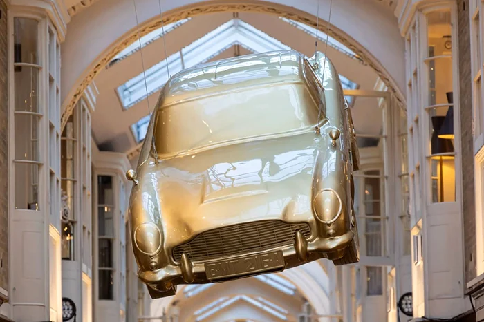 Pe tavan sunt mai multe sculpturi ale autoturismului Aston Martin DB5 (Foto: The 007)